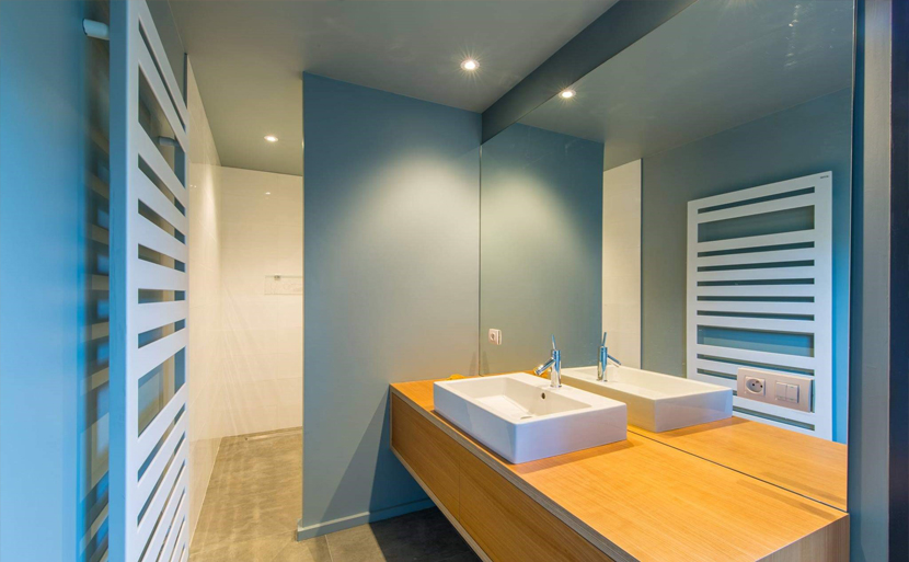 Intérieur maison contemporaine Lacanau — parquet massif, architecte Chargy