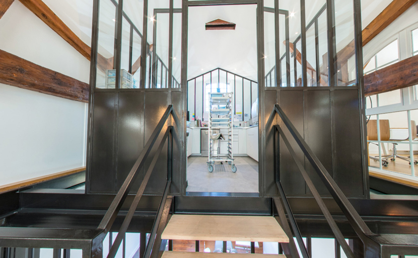 Salle de soins d'un cabinet dentaire à Bordeaux – ergonomie, flux et normes ERP maîtrisés