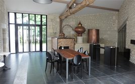 Salle de dégustation de cognac aménagée par l'architecte Chargy Bordeaux